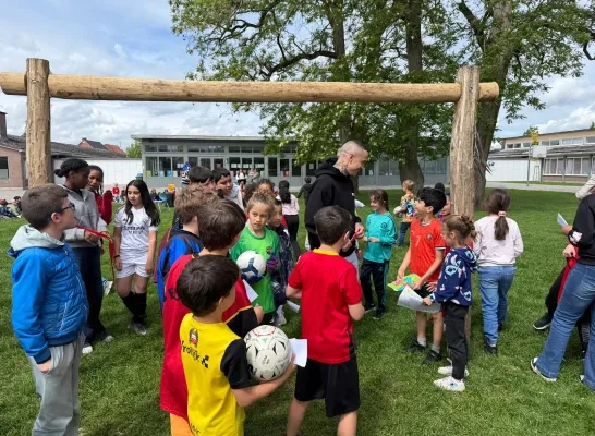 Radja Nainggolan neemt ruim de tijd voor handtekeningen en foto's