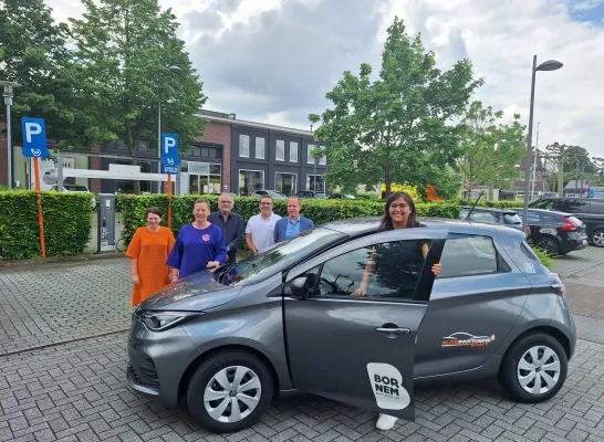 Gemeente Bornem stelt twee nieuwe elektrische deelwagens voor