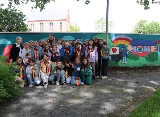 kinderen bij graffitimuur waarburg geel