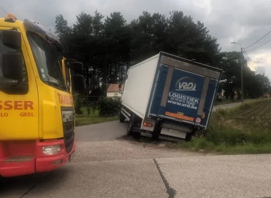 vrachtwagen in gracht tongerlo