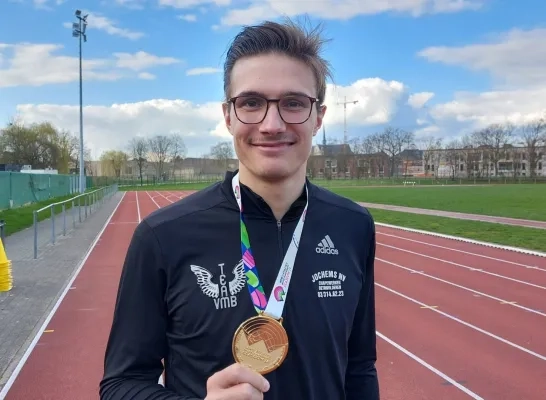 Christian Iguacel behaalde op het WK indoor goud op de 4x400 meter