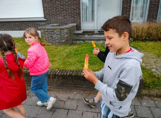 De kinderen testen de ijsjesnorm met plezier uit