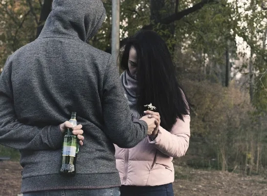 man bedreigt vrouw rechtenvrije stockfoto