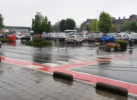 Parking Carrefour Parklaan Turnhout onder water