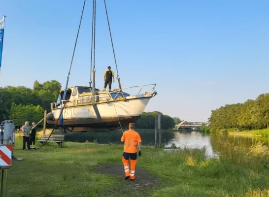 Verloederde boten in de jachthaven in Herentals worden weggetakeld