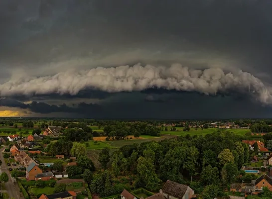 wolken voor onweer boven Retie