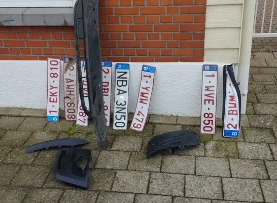 Nummerplaten vallen van auto's Melkouwen