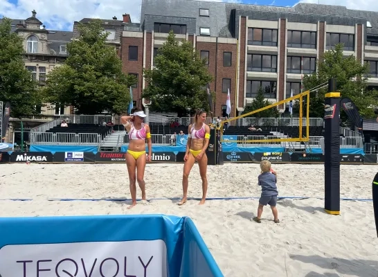 Lisa Van den Vonder en Sarah Cools op het BK Beachvolley in Leuven