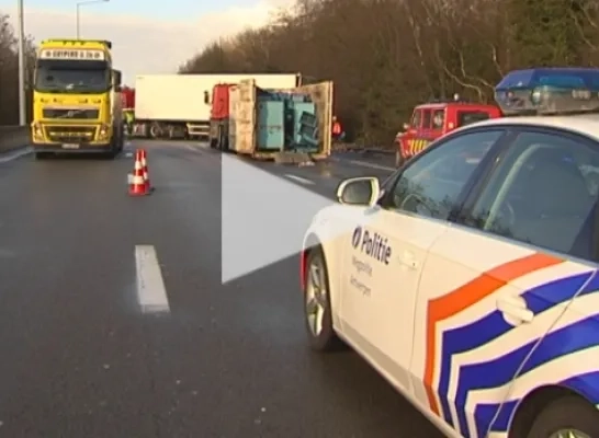 Gekantelde Vrachtwagen Zorgt Voor Verkeerschaos | RTV