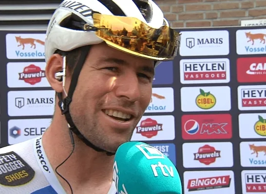 Mark Cavendish bij de start van de Heistse Pijl in 2022