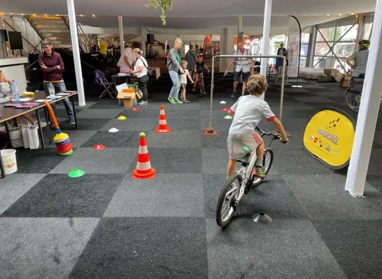 Vlaamse wielerschool Herentals feest en fietst happy weekends