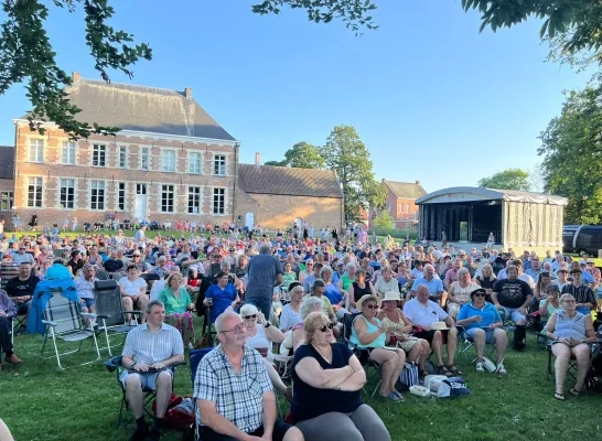 Veel volk in de Pastorietuin in Retie