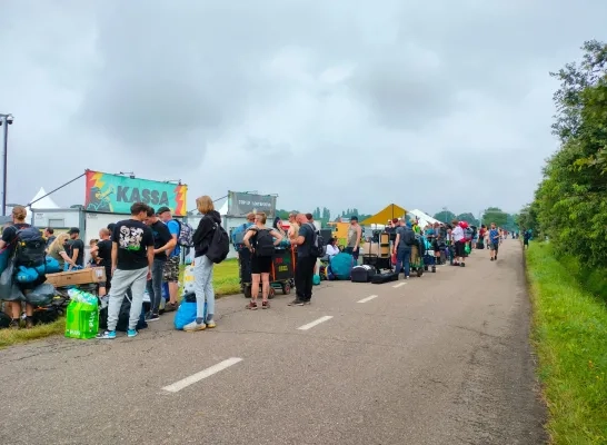 festivalgangers wachten op opening camping reggae geel