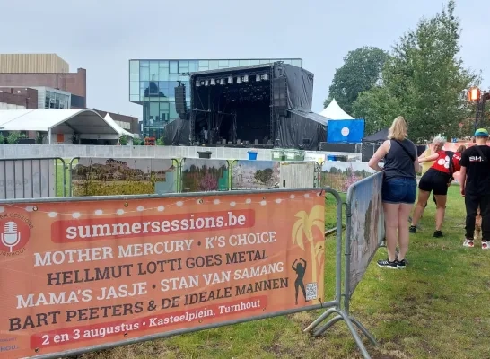 Summer Sessions Turnhout opbouw 2024 stadsfestival Helmut Goes Metal K's Choice Bart Peeters festival Kasteelplein Warande