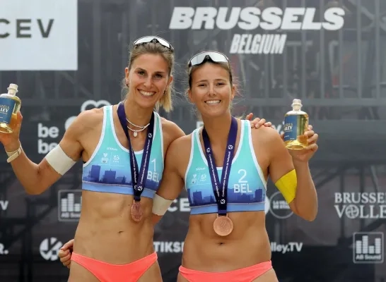 Sarah Cools & Lisa Van den Vonder met hun bronzen medaille Futures tornooi Brussel