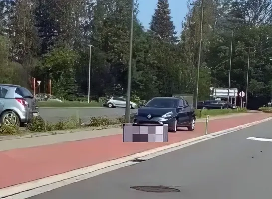 Auto op fietspad aan Den Uyt Mol