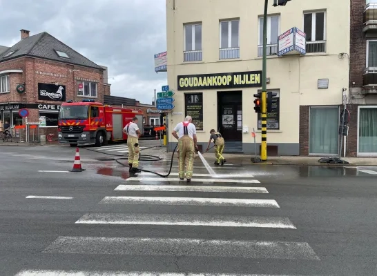 Brandweer poetst oliespoor van het wegdek in Nijlen