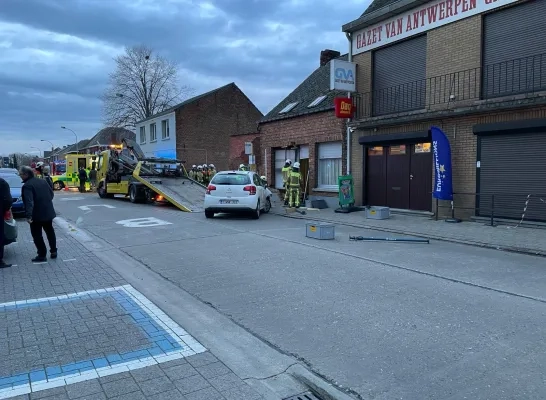 auto in huis heist-op-den-berg ongeval