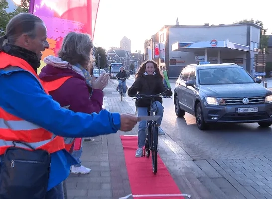 Rode loper fietsers vaartstraat Balen actie PVDA