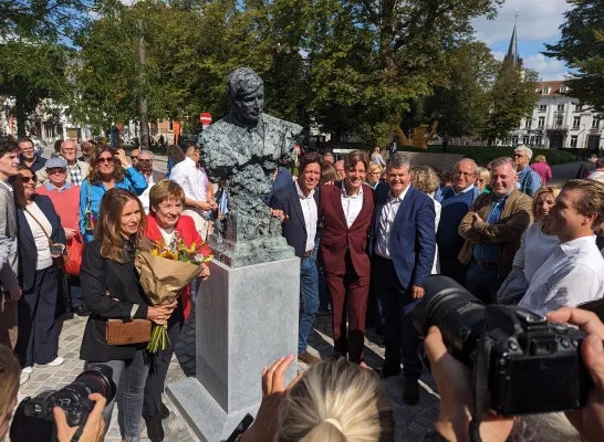 Veel mensen wonen de inhuldiging van het standbeeld van Louis Neefs bij