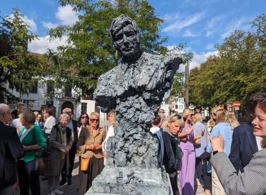 Het kunstwerk is een borstbeeld in het centrum van de stad