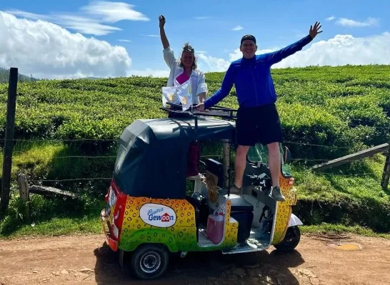 Laura en Erik zamelen met hun Tuktuk-race geld in voor de stichting Buitengewoon