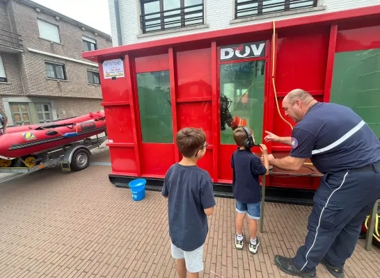 Nijlen brandweer duikcontainer opendeur