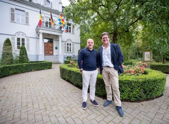 Burgemeester Eddy Bevers voor kasteel Bel-Air