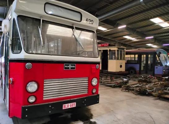 oude bussen en trams in weelde