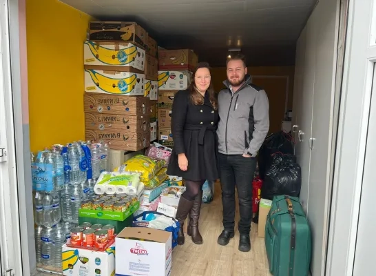 Yannick & Joyce zamelen hulpgoederen in voor Spanje