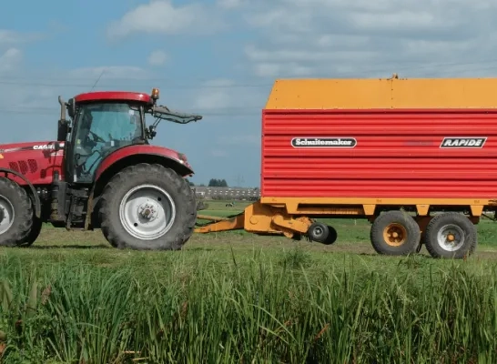 tractor met aanhangwagen rechtenvrij