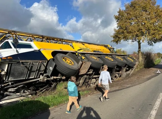 kraanwagen in de gracht Velveken Geel Facebook