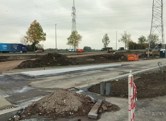 Op de nieuwe weg tussen de ring en het station in Lier is het nog even wachten