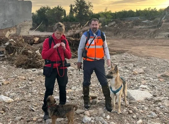 Sofie Debruyne en hond scooter (links) in het rampgebied nabij Valencia