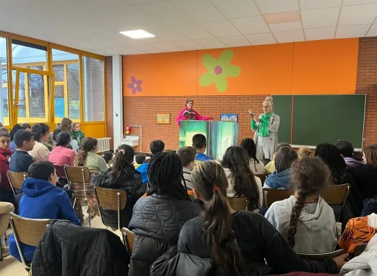 De leerlingen van basisschool Tovertuin hangen aan de lippen van Ann Ceurvels