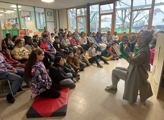 De leerlingen luisteren aandachtig naar voorleesbeest Ann Ceurvels