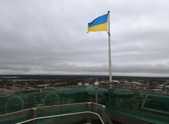 de Oekraïense vlag wappert op de Sint-Romboutstoren