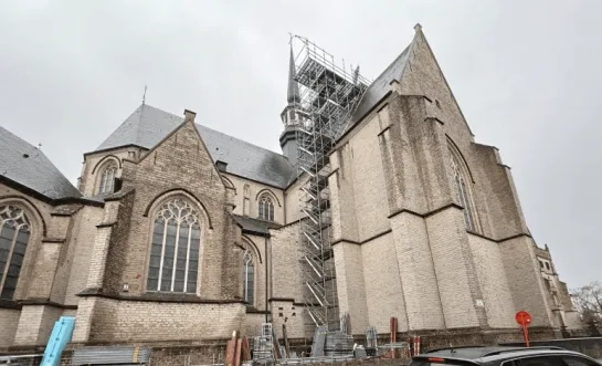 kerk geel in de steigers