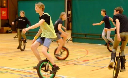 Leerlingen circus Locorotondo op een eenwieler