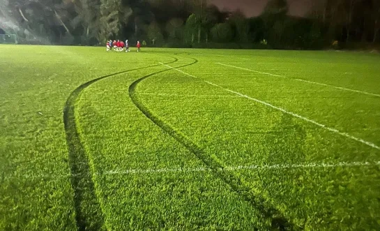 joyride vandalisme bandensporen voetbalveld punt-larum