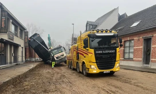 Vrachtwagen kantelt tegen gevel van woning Olen