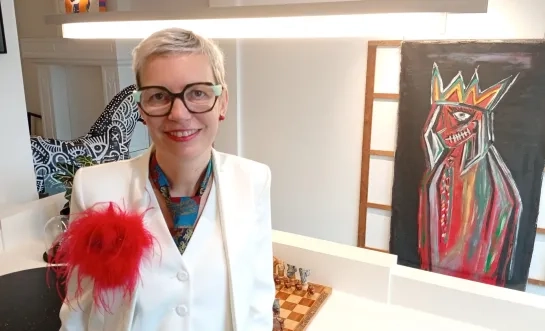 ART UUR galeriste Elke Cuypers uit Lier stelt voor één keer ook haar eigen woning open: “Laten zien wat kunst doet in een huis”