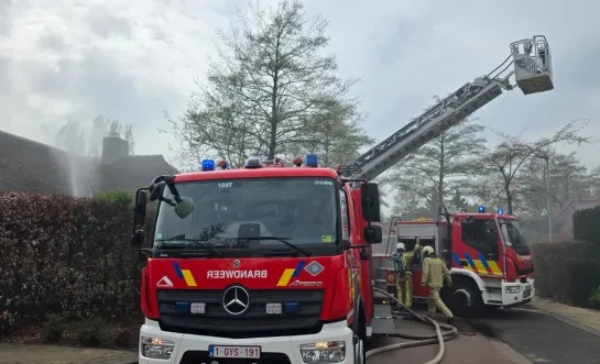 Brand vernielt rieten dak van huis in Baarle-Hertog