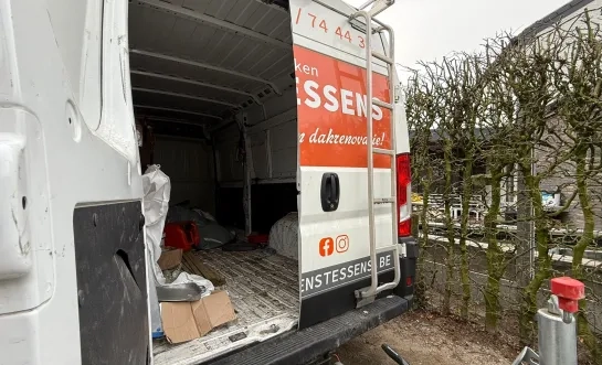 Bestelwagen leeggeroofd dakwerken Stessens Arendonk