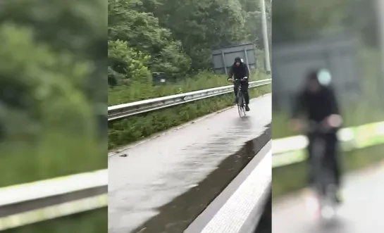 Een man fietst op de pechstrook van de E19 in Mechelen-Zuid