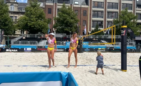 Lisa Van den Vonder en Sarah Cools op het BK Beachvolley in Leuven