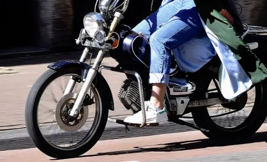 bromfiets rechtenvrije stockfoto