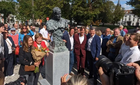 Veel mensen wonen de inhuldiging van het standbeeld van Louis Neefs bij