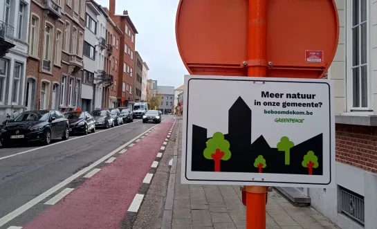 Greenpeace plakt bomenstickers Mechelen