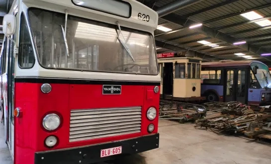 oude bussen en trams in weelde